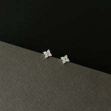 Load image into Gallery viewer, FLORAL MOTIF EARRINGS IN SILVER (S925)
